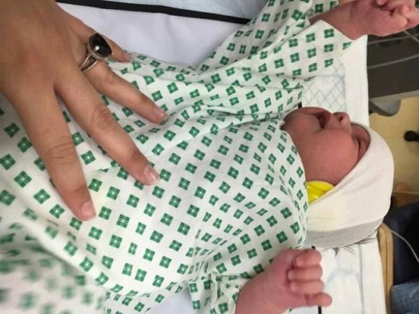 بريطانية مصابة بسرطان في الدماغ تنجب طفلة تتمتع بصحة جيدة